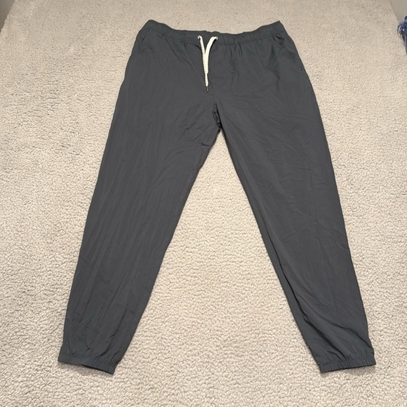 Vuori Men's Kore Jogger. Charcoal Jogger Pants size L - Picture 2 of 6